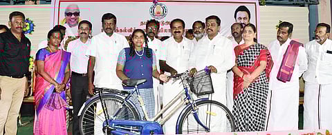 நிகழ்ச்சியில் மாணவிக்கு மிதிவண்டி வழங்கிய அமைச்சா் சிவ வீ. மெய்யநாதன்.