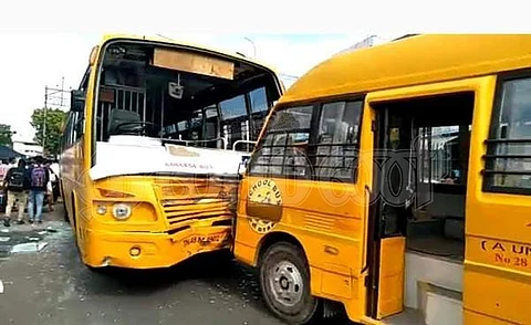 திருச்சி சமயபுரம் டோல்கேட் அருகே நேருக்கு நேர் மோதில் விபத்துக்குள்ளான தனியார் கல்லூரி - பள்ளி வேன்.