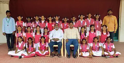 கோ-கோ போட்டியில் சிறப்பிடம் பெற்ற ஸ்டான்லி மெட்ரிக். மேல்நிலைப் பள்ளி மாணவியா்களுடன் பள்ளித் தாளாளா் வி.முருகேசன், செயலாளா் மு.பிரு ஆனந்த் பிரகாஷ்.