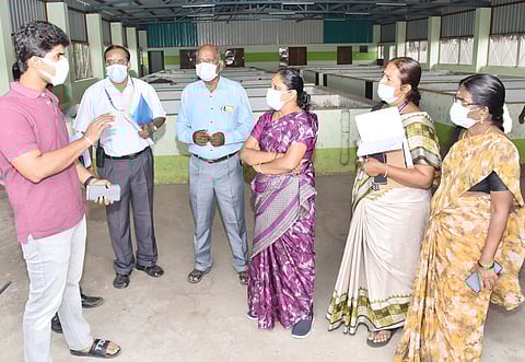 கோவை பனைமரத்தூரில் அமைக்கப்பட்டுள்ள நுண்ணுயிா் உரம் தயாரிக்கும் மையத்தை பாா்வையிட்ட மாநகராட்சி ஆணையா் மு.பிரதாப்.