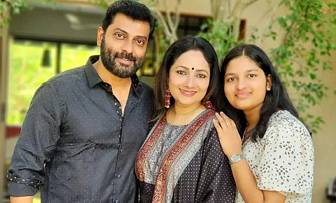 மனைவி கர்ப்பமாக இருப்பதை வித்தியாசமாக அறிவித்த நரேன் - பிரபலங்கள் வாழ்த்து
