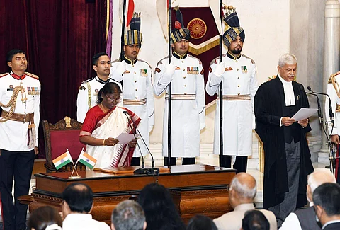 குடியரசு தலைவர் மாளிகையில் நடைபெற்ற பதவியேற்பு விழாவில், இந்தியாவின் 49-வது தலைமை நீதிபதியாக நீதிபதி உதய் உமேஷ் லலித்துக்கு குடியரசுத் தலைவர் திரௌபதி முர்மு பதவிப் பிரமாணம் செய்து வைத்தார்.