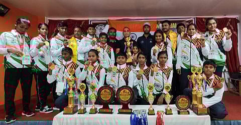 தங்கப்பதக்கங்கள் பெற்ற அவிநாசி மாணவர்கள்