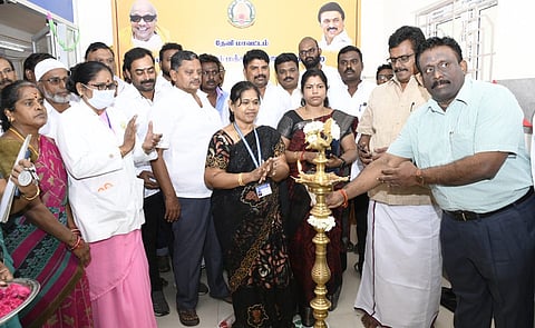 போடி அரசு மருத்துவமனை வளாகத்தில் சனிக்கிழமை புதிதாக திறக்கப்பட்ட கட்டடத்தில் குத்துவிளக்கேற்றிய ஆட்சியா் க.வீ.முரளீதரன்.