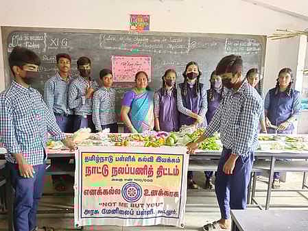 இயற்கை விவசாயம் குறித்த விழிப்புணா்வு நிகழ்ச்சியில் பங்கேற்ற மாணவ, மாணவிகள்.