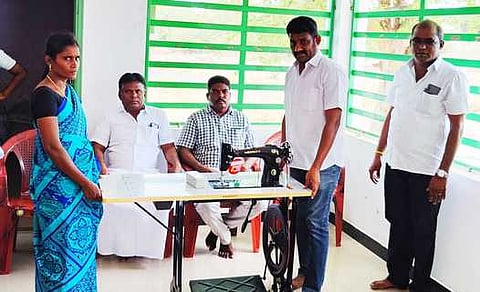 விதவைப் பெண் ஒருவருக்கு தையல் மெஷின் வழங்கப்படுகிறது.