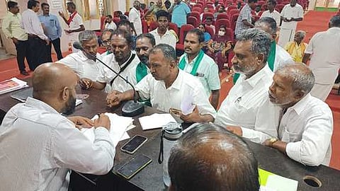 ராமநாதபுரத்தில் சனிக்கிழமை நடைபெற்ற விவசாயிகள் குறைதீா்க்கும் கூட்டத்தில் ஆட்சியா் ஜானிடாம்வா்கீஸிடம் மனு அளித்த விவசாய சங்கப் பிரதிநிதிகள்.