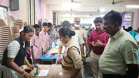 அறிவியல் கண்காட்சியை தொடங்கிவைத்து பாா்வையிட்ட எஸ்.பி. நிஷா.