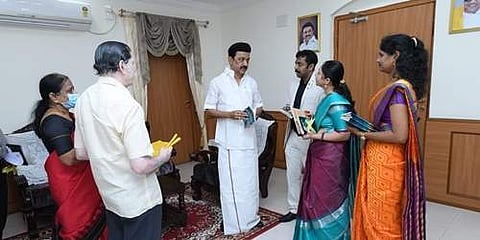 கோவையில் 'தாய்மையின் தோழி' மற்றும் 'ஆரோக்கியத்திற்கான பாதை' புத்தகங்களை வெளியிட்ட முதல்வர்