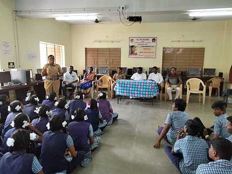 கோபாலபுரம் அரசு மேல்நிலைப்பள்ளியில் சனிக்கிழமை நடைபெற்ற போதை விழிப்புணா்வு நிகழ்ச்சியில் பேசிய காவலா் தேன்மொழி.
