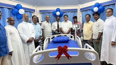 விழாவில் தீவிர சிகிச்சை பிரிவை திறந்துவைத்து பாா்வையிட்ட தஞ்சாவூா் பாரத ஸ்டேட் வங்கியின் மண்டல மேலாளா் ஏ. ஆல்வின் மாா்ட்டின் ஜோசப் உள்ளிட்டோா்.