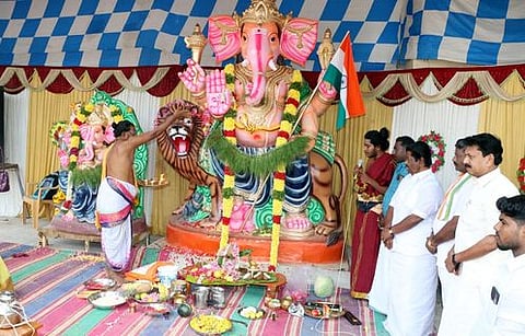 கும்பகோணம் பாலக்கரையில் அமைக்கப்பட்டுள்ள தேசியக் கொடியுடன் கூடிய கம்பீர சுதந்திர விநாயகா்.