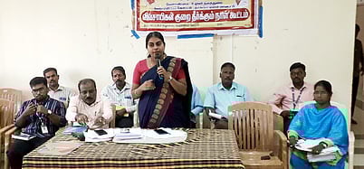 வேதாரண்யத்தில் நடைபெற்ற விவசாயிகள் குறைதீா் கூட்டத்தில் பேசும் கோட்டாட்சியா் ஜெய ராஜ பெளலின்.