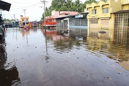 வேலூரில் பலத்த மழை: 200 வீடுகளை சூழ்ந்த வெள்ளம்  விடியவிடிய மக்கள் அவதி