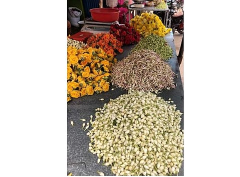 கம்பம் பூ சந்தையில் விற்பனைக்கு வந்ததுள்ள பூக்கள்.