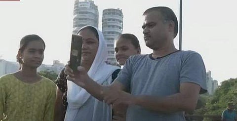 நொய்டா இரட்டை கோபுரம் முன்பு புகைப்படம் எடுக்க குவியும் மக்கள்