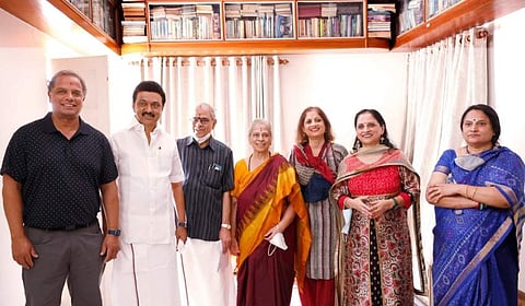 கோபாலபுரம் இல்லத்துக்கு வந்த முன்னாள் உரிமையாளர்: முதல்வர் ஸ்டாலின் உபசரிப்பு