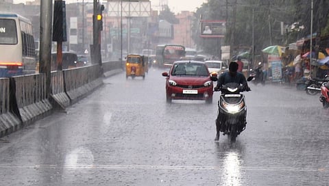 குடை கொண்டு சென்றீர்களா? இன்று 17 மாவட்டங்களில் கனமழை பெய்யுமாம்!