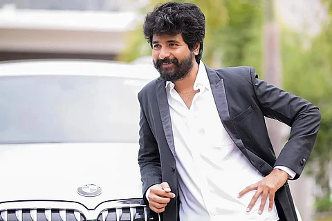 தனது கல்லூரி காலத்தில் நண்பர்களுடன் இணைந்து குறும்படங்களில் நடித்தும், மிமிக்ரி திறன் மூலமும் நகைச்சுவையாளராக சின்னத்திரையில் அறிமுகமானவர்.