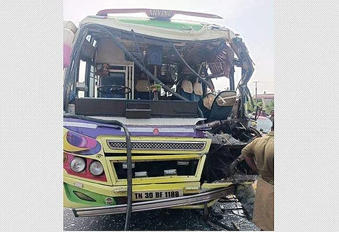 தலைவாசல் தேசிய புறவழிச்சாலையில் டிராக்டர் மீது மோதி விபத்துக்குள்ளான தனியார் பேருந்து.