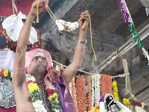 திருவாடானை ஸ்ரீ சினேகவல்லி அம்பாள் சமேத ஆதி ரெத்தினேஸ்வரர் கோயிலில் பதன்கிழமை காலை நடைபெற்ற திருக்கல்யாணம்.