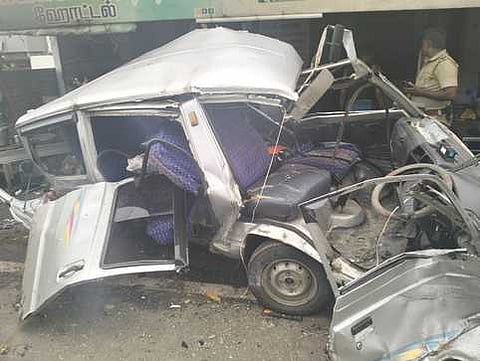 விபத்தில் உருக்குலைந்த காா்.