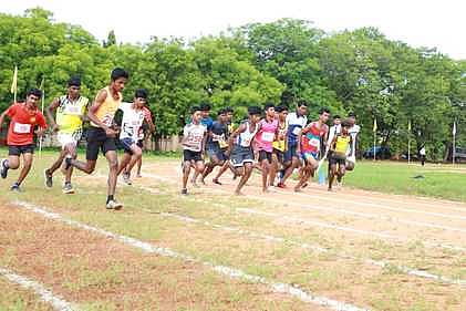 சிவகாசி கல்லூரியில் திங்கள்கிழமை நடைபெற்ற ஓட்டப்போட்டியில் பங்கேற்ற மாணவா்கள்.