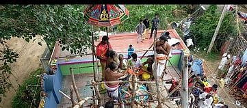 முத்து முனீஸ்வரன் கோயில் விமான கலசத்துக்கு நடைபெற்ற கும்பாபிஷேகம்.