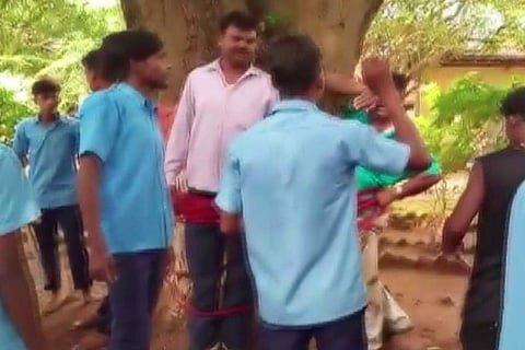 மதிப்பெண் குறைவு: ஆசிரியர்களை மரத்தில் கட்டி வைத்துத் தாக்கிய மாணவர்கள்