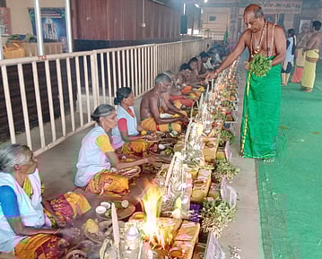 வாலாஜாபேட்டை ஸ்ரீ தன்வந்திரி ஆரோக்ய பீடத்தில் நடைபெற்ற 48 மகா கணபதி ஹோமங்களில்  பங்கேற்றோா்.