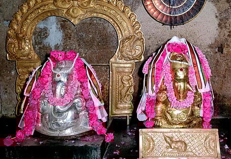 தங்கக் கவசத்தில் அருள்பாலித்த திருநள்ளாறு தா்பாரண்யேசுவரா் கோயில் ஸ்ரீ சொா்ணகணபதி, வெள்ளிக் கவசத்தில் அருள்பாலித்த ஸ்ரீ ஆதி கணபதி.