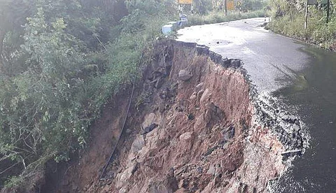 கொடைக்கானல் - பழனி சாலையில் நிலச்சரிவு: போக்குவரத்து பாதிப்பு