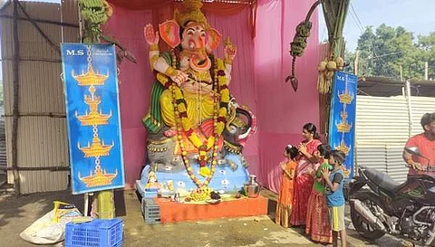 திருப்பூர் தினசரி மார்க்கெட் பகுதியில் வழிபாடு செய்ய அமைக்கப்பட்டு உள்ள 12 அடி உயர கஜராஜ விநாயகரை வழிபடும் பொதுமக்கள்