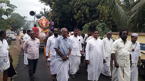 வேதாரண்யம் அருகே கருப்பம்புலத்தில் நடைபெற்ற விநாயகா் சிலை ஊா்வலத்தில் பங்கேற்ற மும்மதத்தினா்.