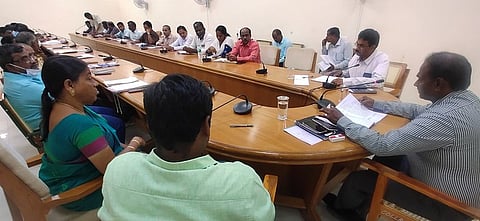 ராணிப்பேட்டைக்கு சட்டப்பேரவை மனுக்கள் குழு செப். 6-இல் வருகை: துறை வாரியான மனுக்கள் குறித்து ஆட்சியா் ஆய்வு