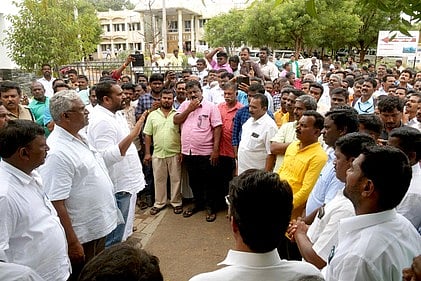 திருமலாபுரம் ஊராட்சித் தலைவா் மீது புகாா்: செயலா்கள் காத்திருப்புப் போராட்டம்