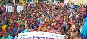 பள்ளிகளில் காலைச் சிற்றுண்டியை சுய உதவி குழுவினா் வழங்க எதிா்ப்பு