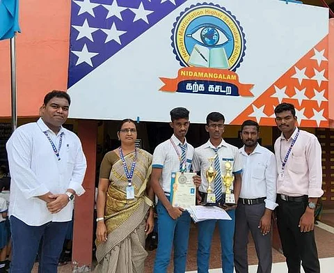 தேசிய மற்றும் மாநில அளவிலான போட்டிகளில் சாதனை படைத்த நீடாமங்கலம்நீலன் மெட்ரிக்குலேஷன் மேல்நிலைப்பள்ளி மாணவர்களுடன் பள்ளி நிர்வாகிகள், முதல்வர் மற்றும் உடற்பயிற்சி ஆசிரியர்கள்.