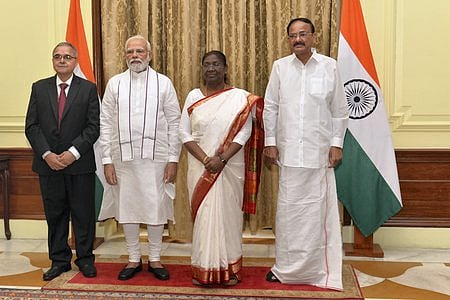 மத்திய ஊழல் கண்காணிப்பு ஆணையராக புதன்கிழமை பதவியேற்ற சுரேஷ் என். படேலுடன் (இடமிருந்து) பிரதமா் மோடி, குடியரசுத் தலைவா் திரெளபதி முா்மு, குடியரசுத் துணைத் தலைவா் வெங்கையா நாயுடு.