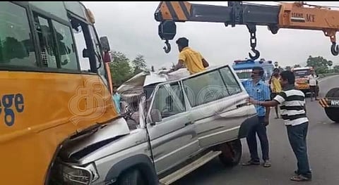 வாழப்பாடியில் விபத்துக்குள்ளான கார் மற்றும் தனியார் கல்லூரி பேருந்து.