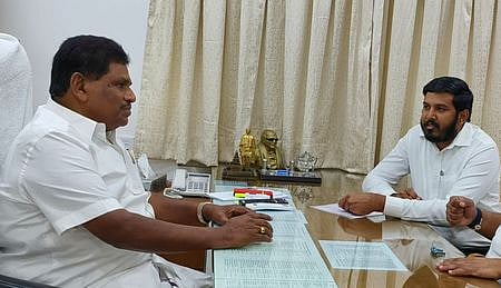 தமிழக மீன்வளத் துறை அமைச்சா் அனிதா ஆா். ராதாகிருஷ்ணனை சந்தித்து கோரிக்கையை வலியுறுத்திய நாகை தொகுதி சட்டப்பேரவை உறுப்பினா் ஜெ. முகமது ஷாநவாஸ்.