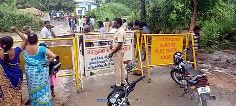 கானாற்றில் திடீா் வெள்ளத்தால் அடித்துச் செல்லப்பட்ட தரைப்பாலம் பொதுமக்கள், மாணவா்கள் பாதிப்பு