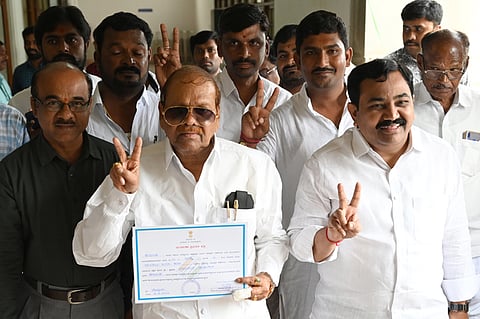 வெற்றி பெற்ற்கான சான்றிதழைப் பெற்றுக்கொண்ட பாபுராவ் சின்சன்சூா்.