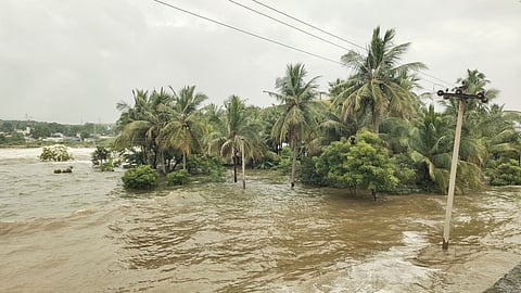 மேட்டூா் அணையிலிருந்து நொடிக்கு 2,10,000 கனஅடி நீா் வெளியேற்றம்: குடியிருப்புகளில் வெள்ளம் புகுந்தது