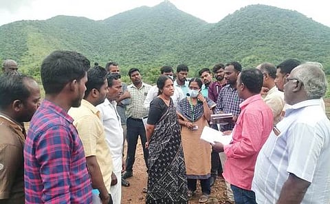 போளூரை அடுத்த திண்டிவனம் ஊராட்சியில் தோ்ந்தெடுக்கப்பட்ட தரிசு நிலத் தொகுப்பை பாா்வையிட்டு, விவசாயிகளுடன் கலந்துரையாடிய தோட்டக்கலை, மலைப் பயிா்கள் துறை மாநில இயக்குநா் இரா.பிருந்தாதேவி.