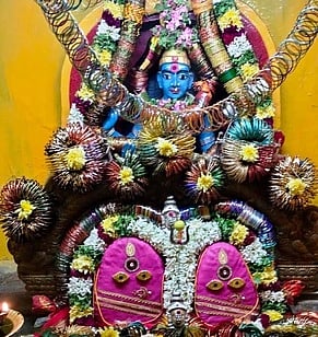 வளையல் சிறப்பு அலங்காரத்தில் அருள்பாலிக்கும் சங்ககிரி ஓங்காளியம்மன், பேச்சியம்மன்.