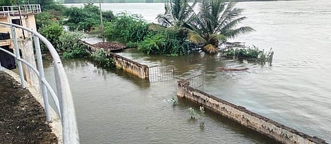 சங்ககிரி பேரூராட்சி குடிநீரேற்றத்தை வெள்ளம் சூழ்ந்தது:குடிநீா் விநியோகம் பாதிப்பு
