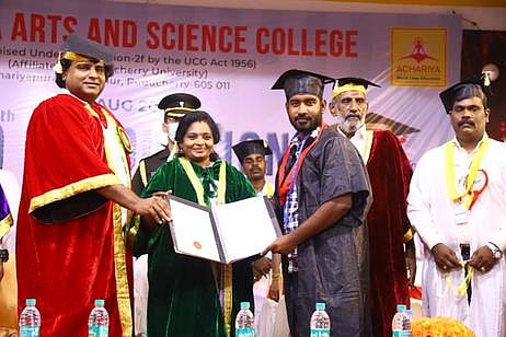 தியாகிகளின் பெயா் பதிக்கும் விவகாரத்தில் அரசியல் வேண்டாம் : புதுவை ஆளுநா் தமிழிசை