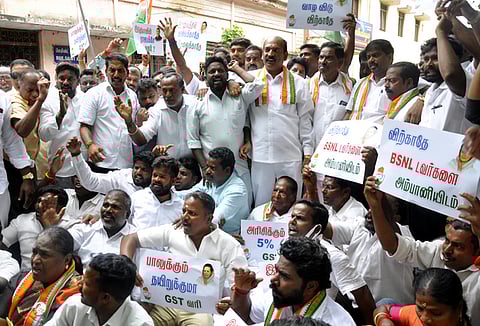 மத்திய அரசைக் கண்டித்து, புதுச்சேரியில் வெள்ளிக்கிழமை போராட்டத்தில் ஈடுபட்ட காங்கிரஸாா்.