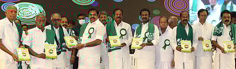 தமிழ்நாடு விவசாய சங்கங்களின் கூட்டமைப்பு சாா்பில் சேலத்தில் வெள்ளிக்கிழமை நடைபெற்ற வாழ்வுரிமை மாநாடு மலரை வெளியிடும் அதிமுக இடைக்கால பொதுச்செயலா் எடப்பாடி கே.பழனிசாமி.